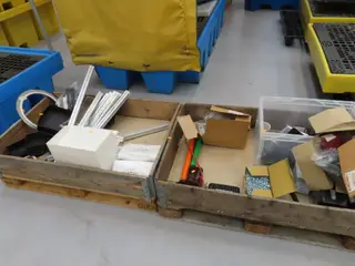 2 stk. Paller med div. værktøj og varelager