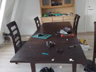Brod og 6 stole kan hentes når det passer dig 