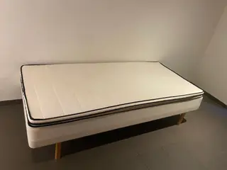 Boksmadras på ben. 