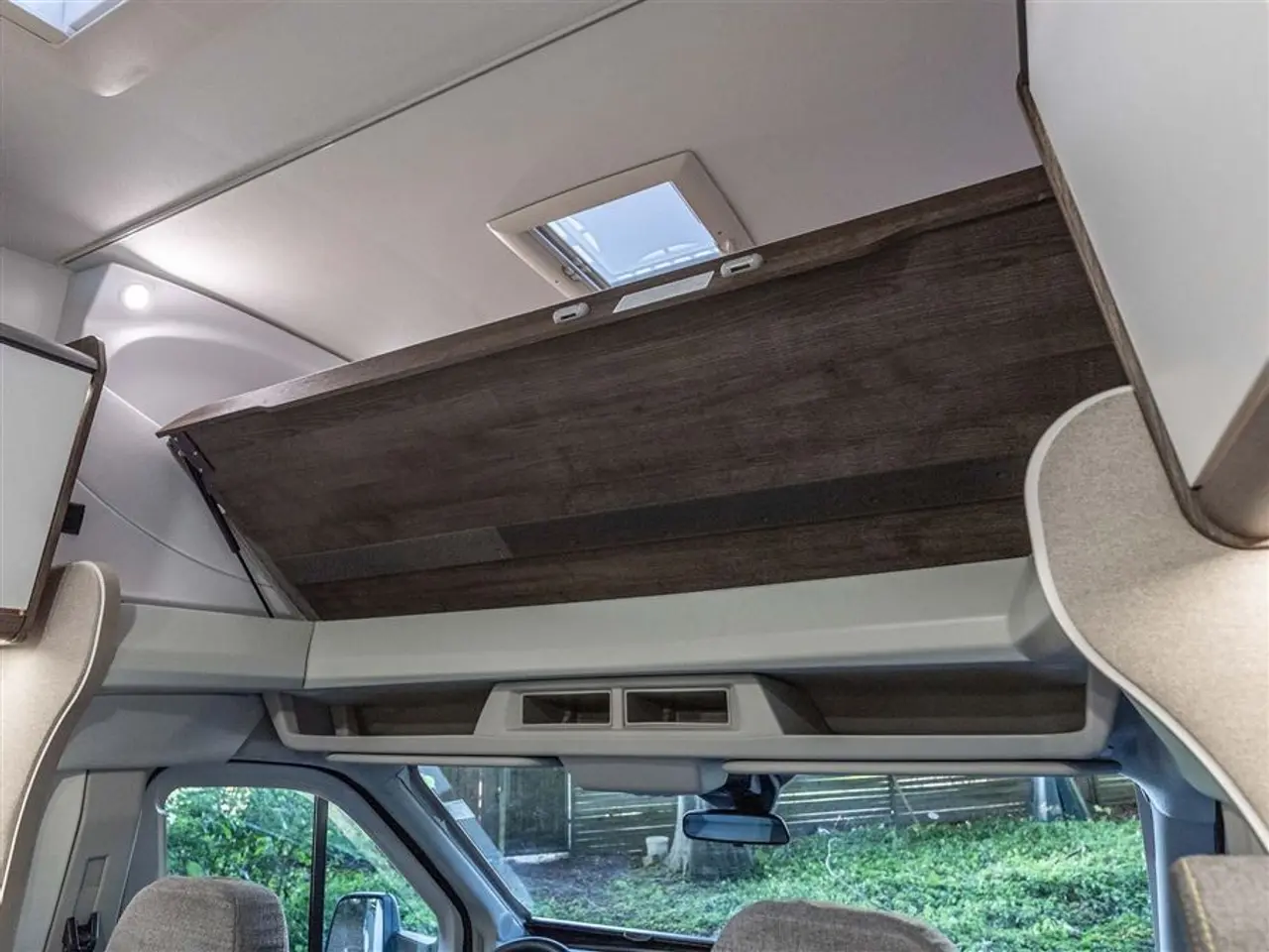 Billede 15 - 2027 - Benimar Sport 363 UP Automat gear - Dieselfyr - 12V kompressor køl - 200W solcelle