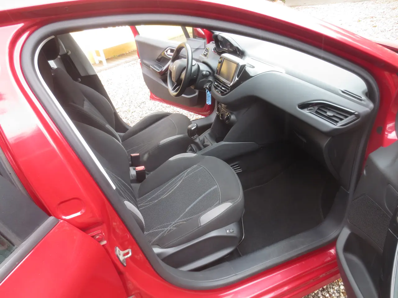 Billede 14 - Pæn Peugeot 208 1.2 i År 14. Nysynet.