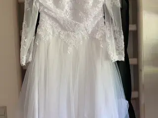 En rigtig fine Konfirmation Kjole til salg