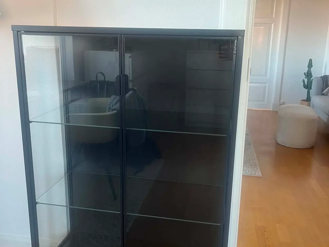Billede 1 - Sort vitrineskab fra IKEA