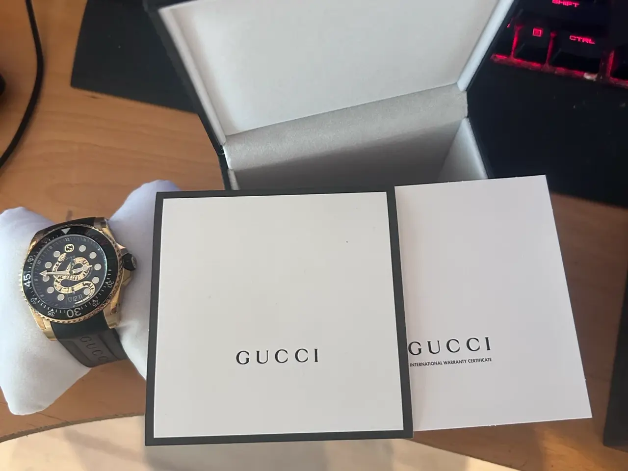 Billede 5 - Gucci dive i guld med sort gummi rem