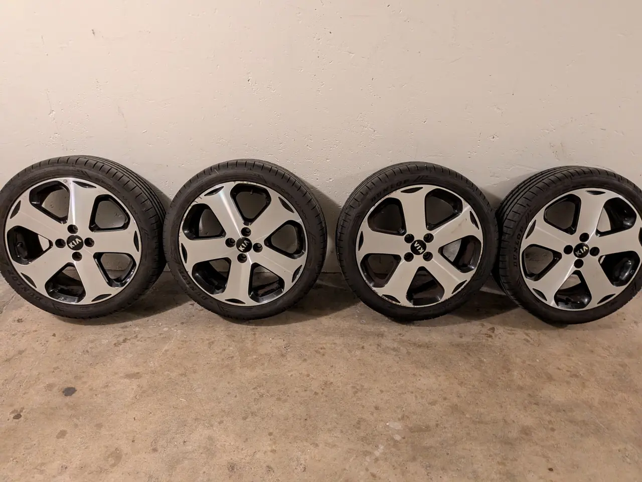 Billede 1 - 4 stk. Kia Rio 17" alufælge med næsten ny dæk