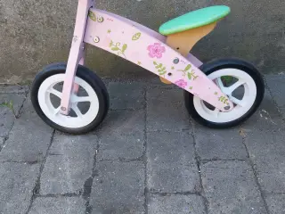 Pink løbecykel