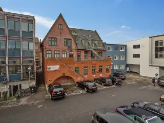 Parkeringsplad til mindre bil  til leje ved Hørsholm gågade.