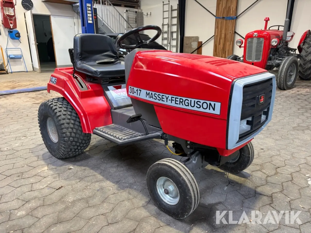 Billede 8 - Redskabsbærer Massey-Ferguson 30-17 med kost