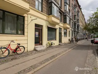Attraktiv erhvervsandel med stor synlighed. højt til loftet og egen gårdadgang – midt på Frederiksberg