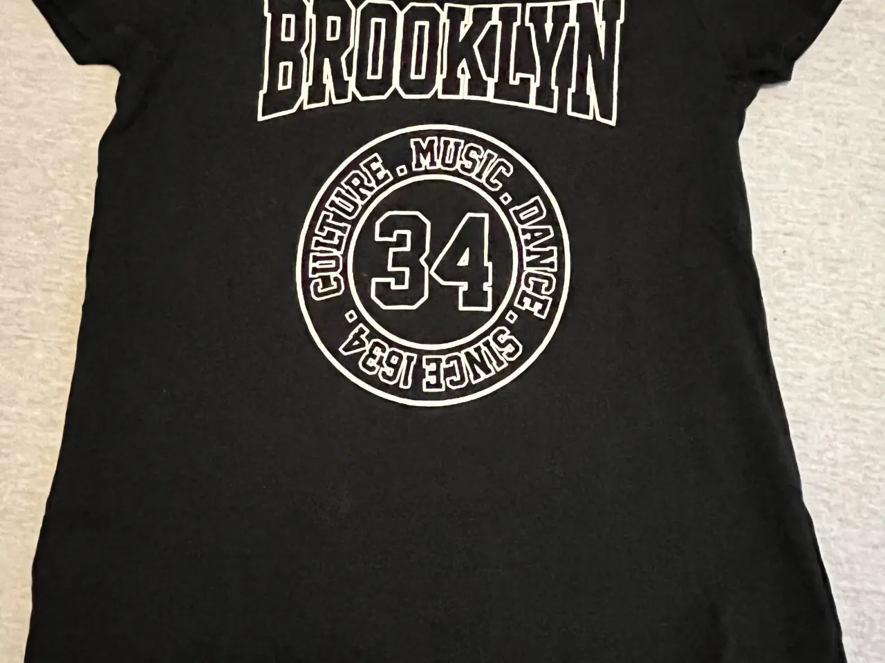 Billede 1 - T-shirt fra GinaTricot. 