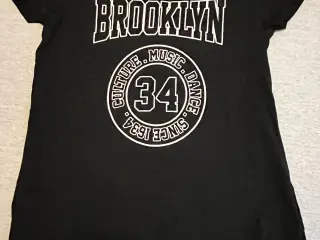 T-shirt fra GinaTricot.