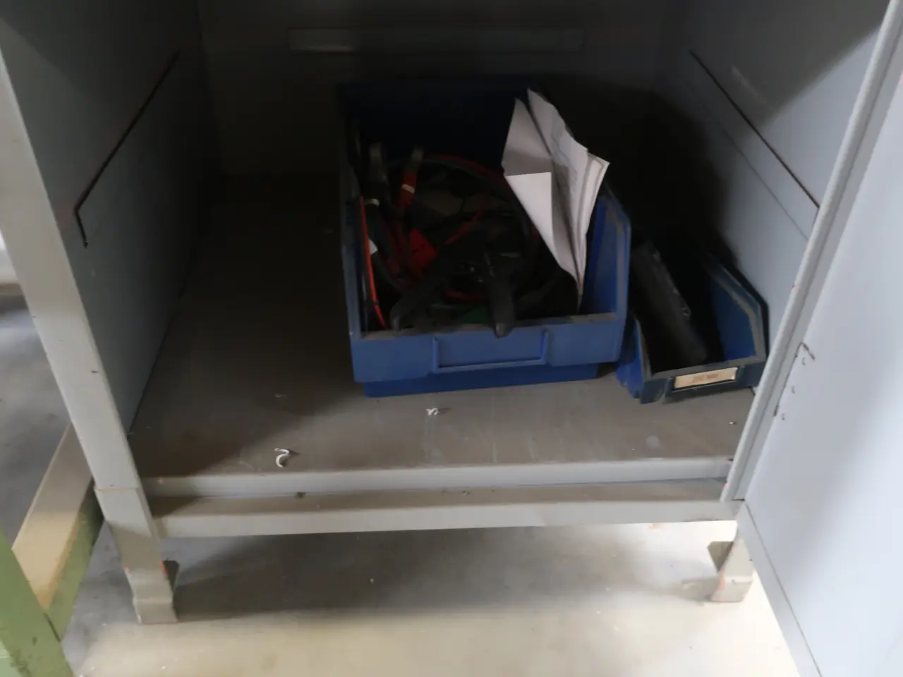 Billede 4 - Skab med indhold