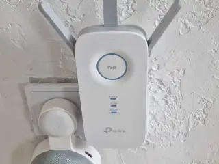TP- Link Wifi extender.