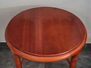 Flot massivt sofa/hjørnebord sælges.