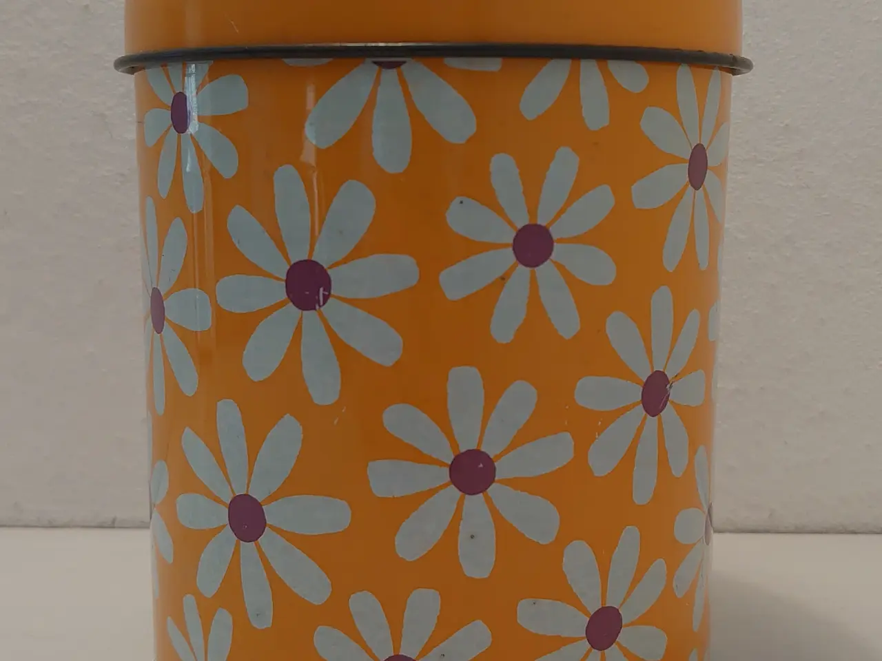 Billede 1 - Gammel blikdåse med Marguriteblomster. Ca.1970