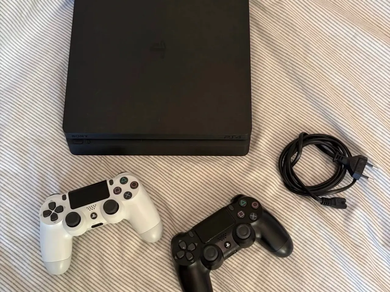 Billede 1 - Ps4 slim + 2 controller :)