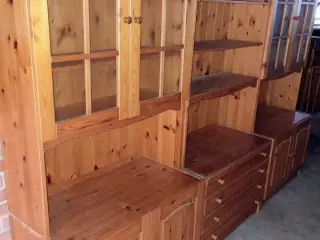 RETRO REOLER I LAKERET FYR MED SMUKKE DETALJER