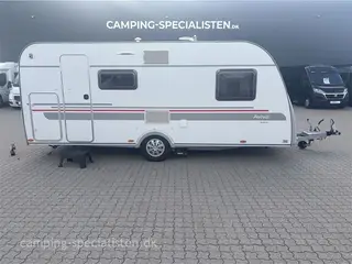 2016 - Adria Aviva 512 Køjer og dobbeltseng PK Move   Pæn og Velholdt familievogn med lav totalvægt - Perfekt til El bil - Adria Aviva 512 PK move fra 2016 - Kan nu opleves hos Camping-Specialisten i Silkeborg