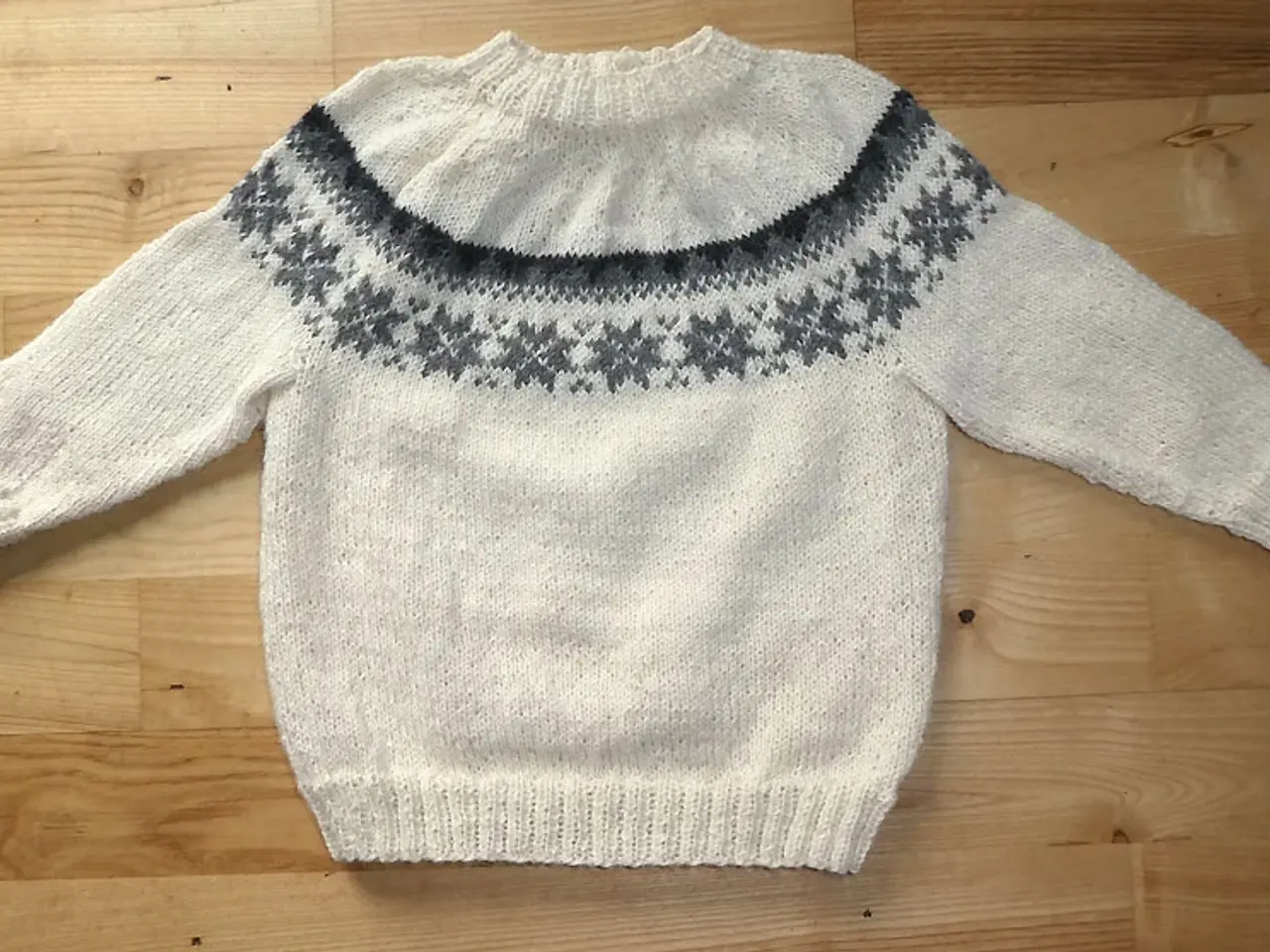 Billede 1 - HELT NY, UBRUGT, HÅNDSTRIKKET ALPACABLUSE