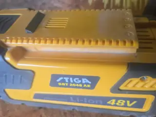 Stiga batteri og lader samt defekt hækklipper