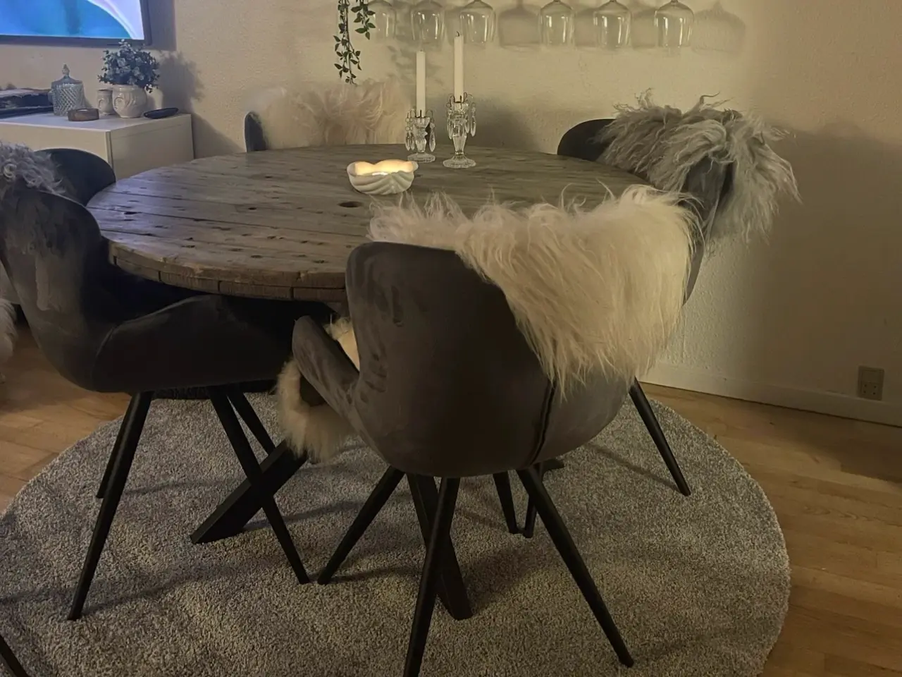 Billede 1 - Spisebord + stole