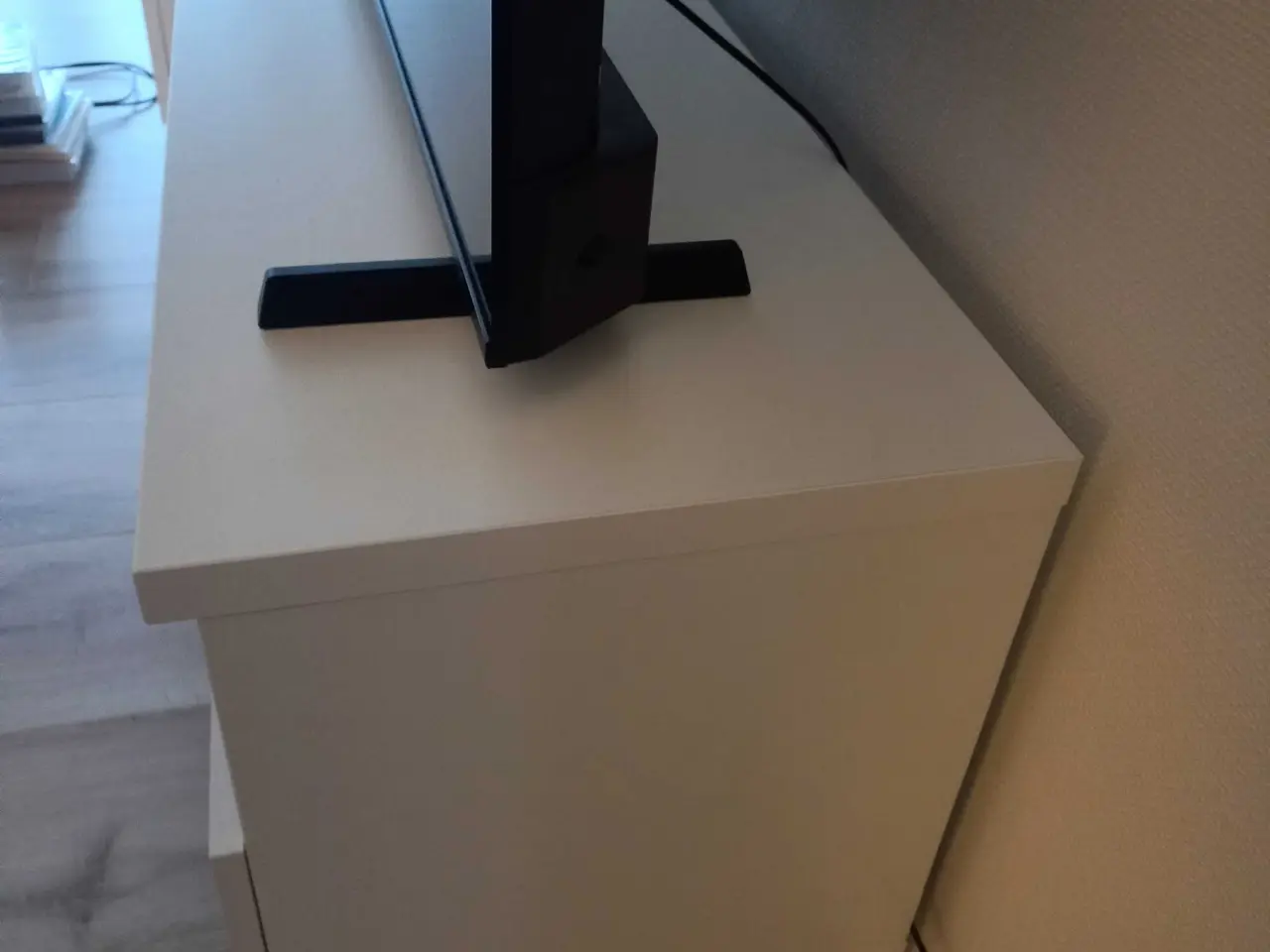 Billede 5 - Tv bord i råhvid 350 kr