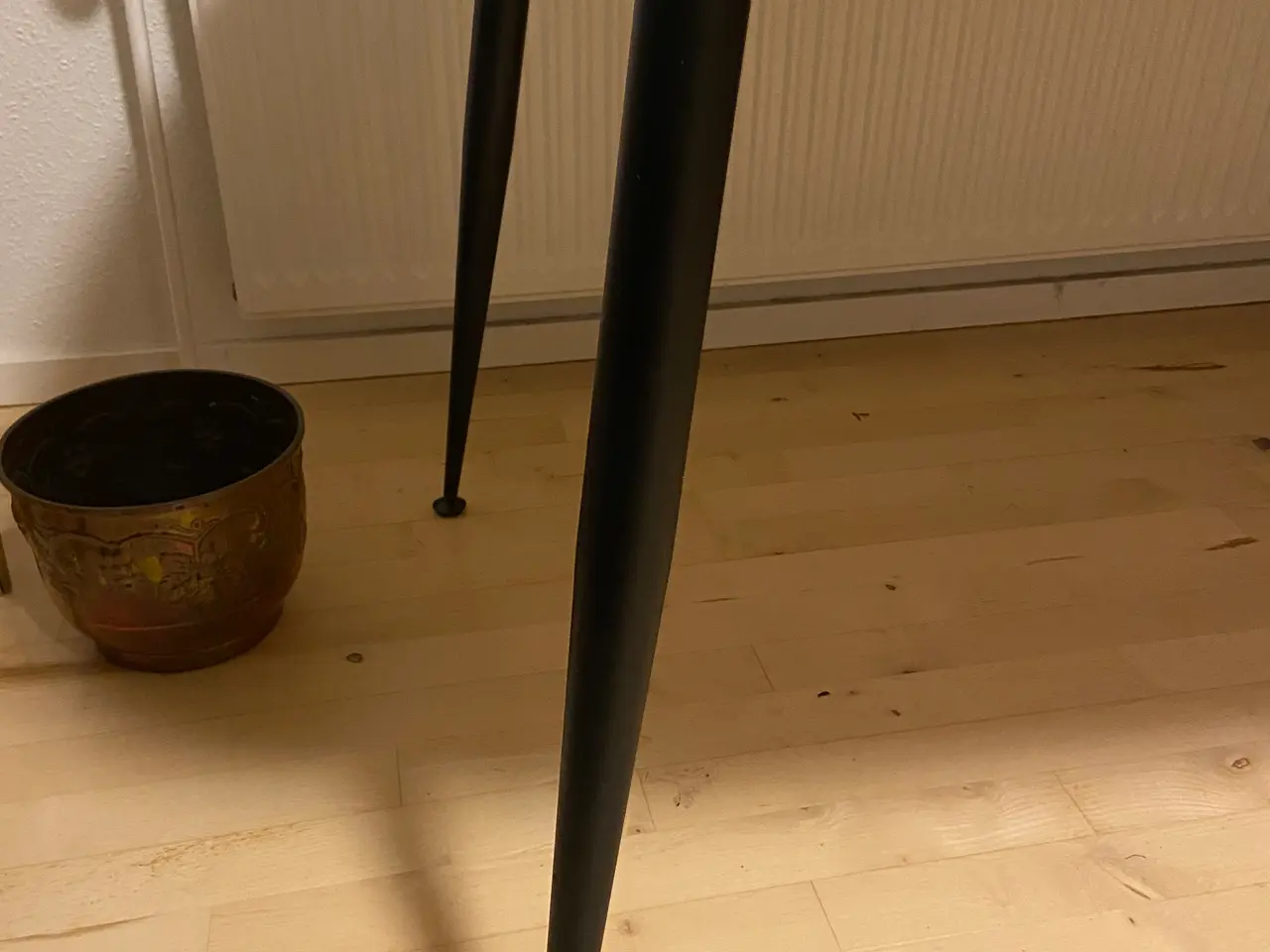 Billede 4 - Spisebord, hvid laminat, med 2 tillægsplader