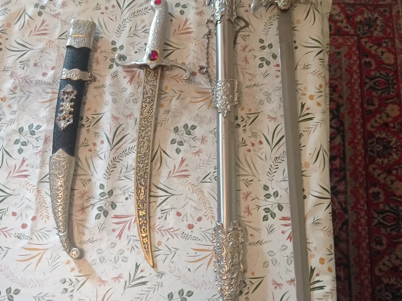 Billede 1 - Sværd og knive til udstilling