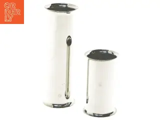 To lysestager i metal (str. 9 og 15 cm)