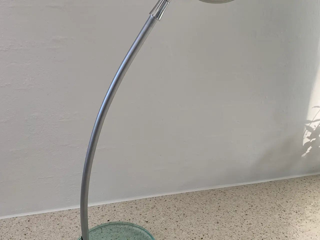 Billede 3 - Bordlampe i mat stål og med glasfod
