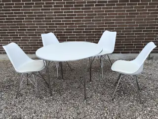 Spisebord og 4 stole til salg