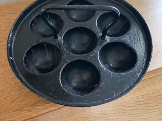 Vintage vaffeljern og æbleskivepande i støbejern