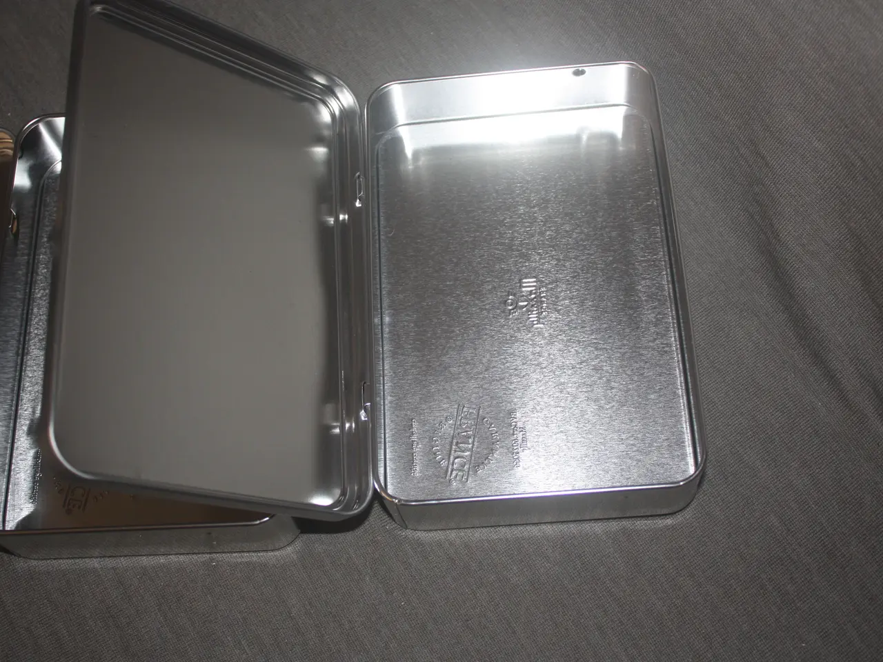 Billede 3 - 2 dåser 20 cm x 13 cm x 4 cm pris for 2 stk.