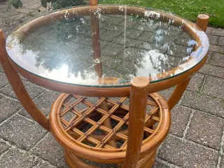 Rattan sofabord. 150kr