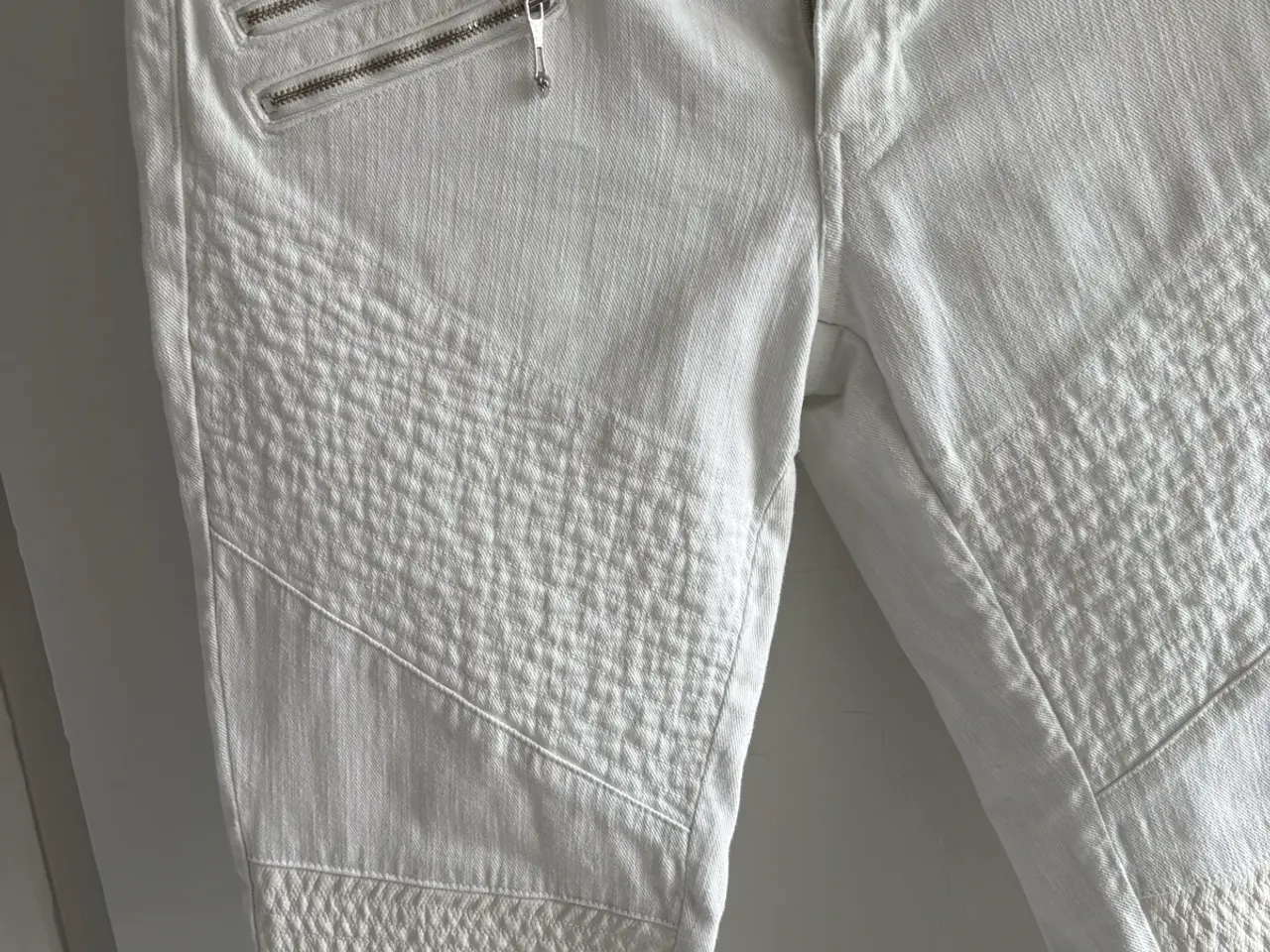 Billede 3 - JustCavalli bukser med flotte detaljer