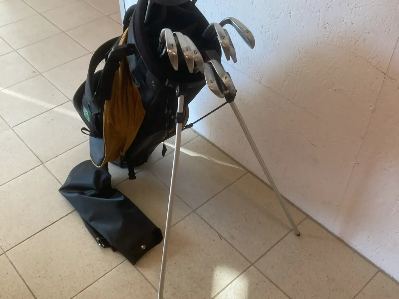Billede 4 - Golfsæt i rummelig Bærebag