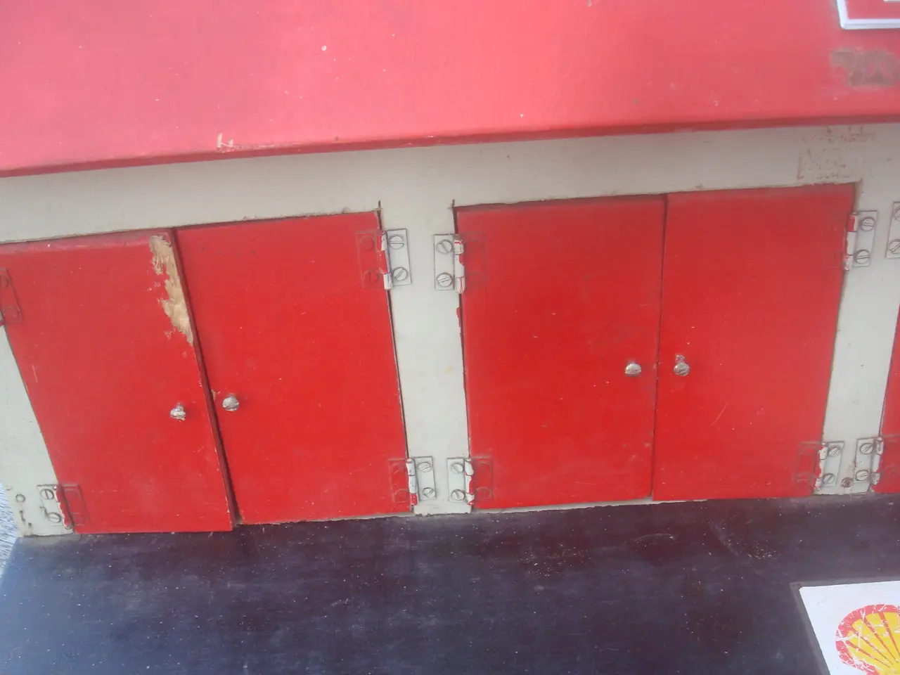 Billede 2 - FALCKSTATION , anslået 85 år GL, m/4 GARAGEPORTE,