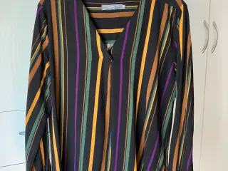b.young skjortebluse str. 36. 100 % viskose
