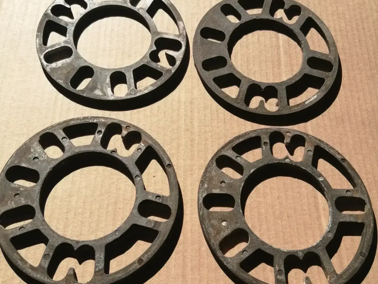 Billede 5 - Emblemer, Spacer, hjulbolte, Centreringsringe mm