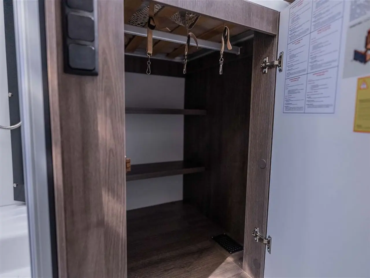 Billede 20 - 2027 - Benimar Tessoro T463 UP Automat gear - Dieselfyr - 12V kompressor køl - 200W solcelle