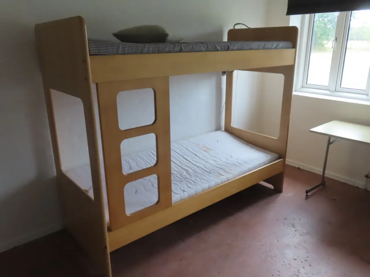 Billede 5 - Indhold på værelse af bord, køjeseng, skab mv.