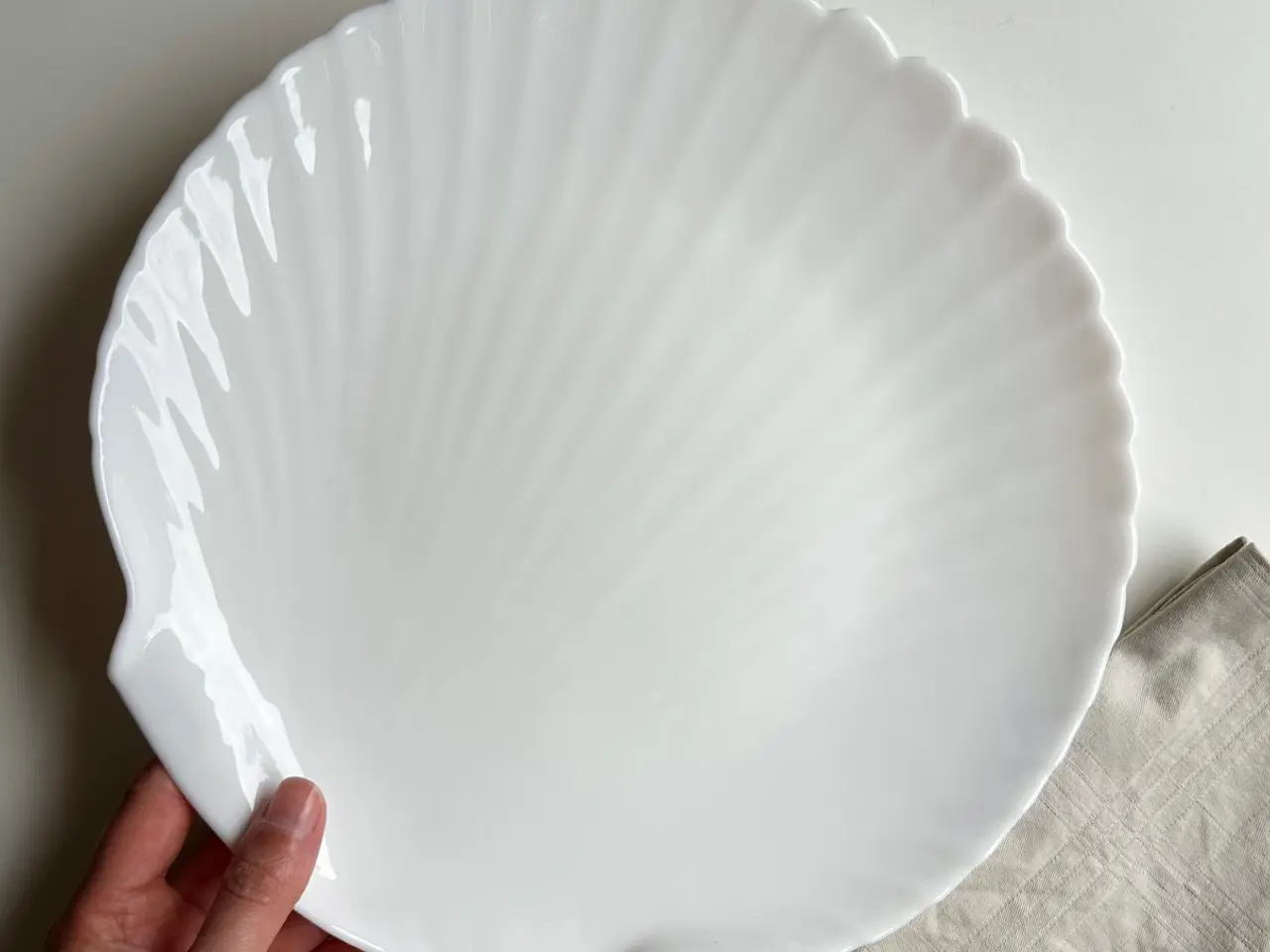 Billede 2 - Muslingetallerken, hvid opalineglas, pr stk