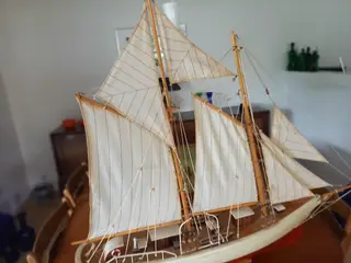 Modelskib på træfod
