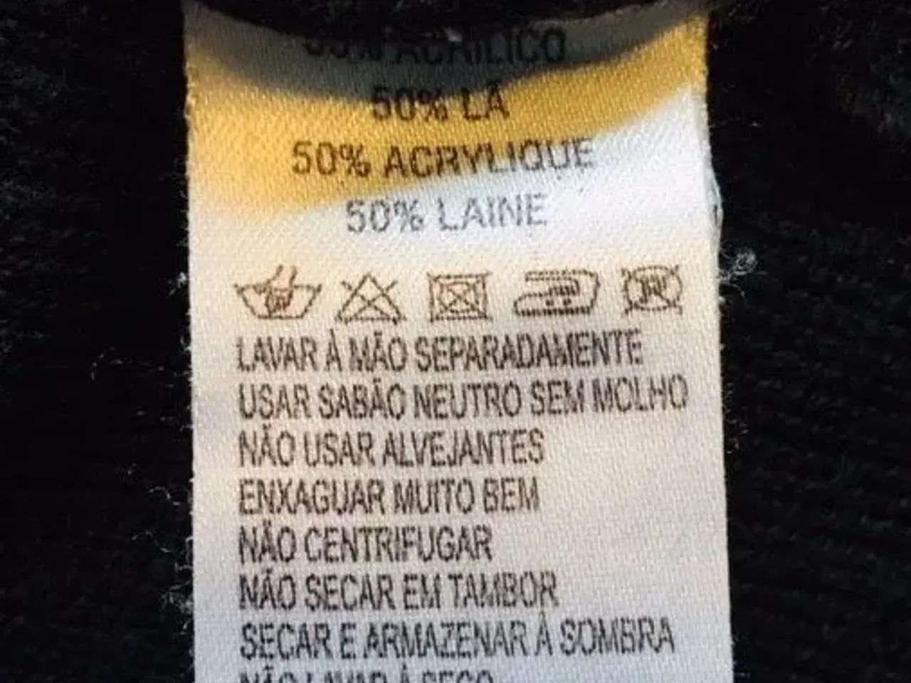 Billede 4 - Sort v-halset Lacoste sweater i 5/L/42