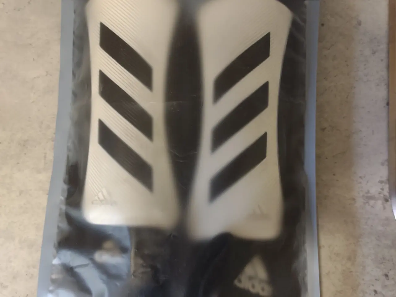 Billede 3 - Benskinner adidas str S og fodboldstrømper