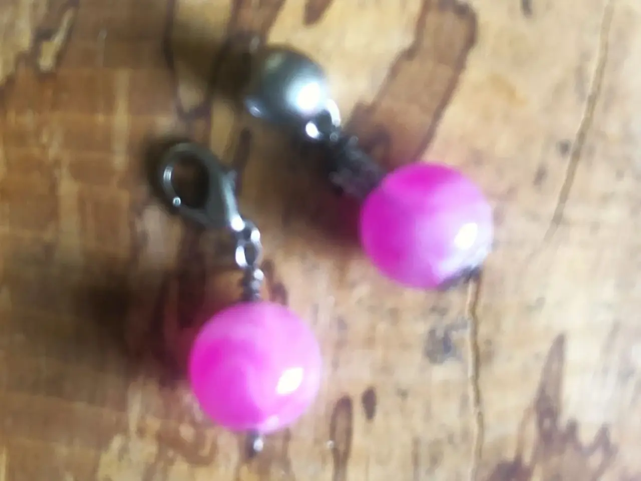 Billede 4 - Vedhæng med pink, marmoreret perle. Til armbånd.