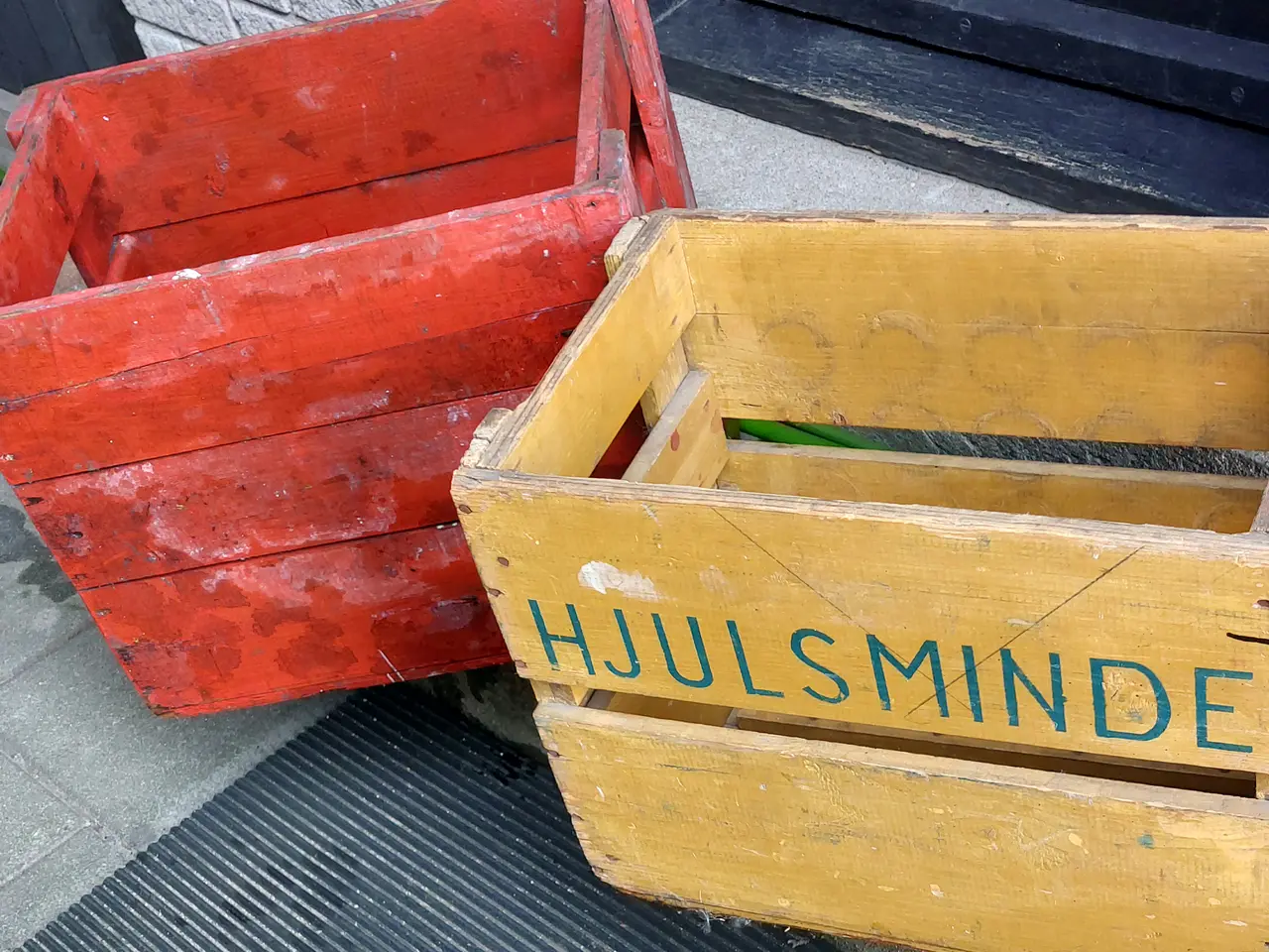 Billede 1 - GAMLE ØL  // SODAVANDSKASSER - samlet pris