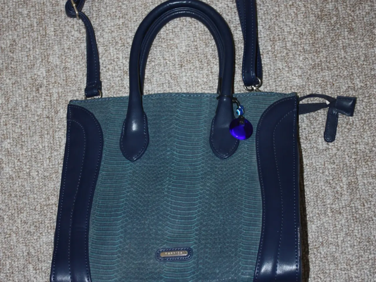 Billede 1 - Skuldertaske Carpisa 27 cm x  30 cm med brugsspor