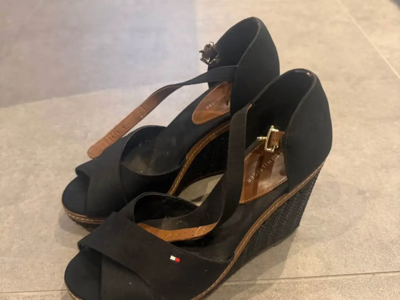 Billede 2 - Tommy Hilfiger kilehæls sandaler str 38 sort