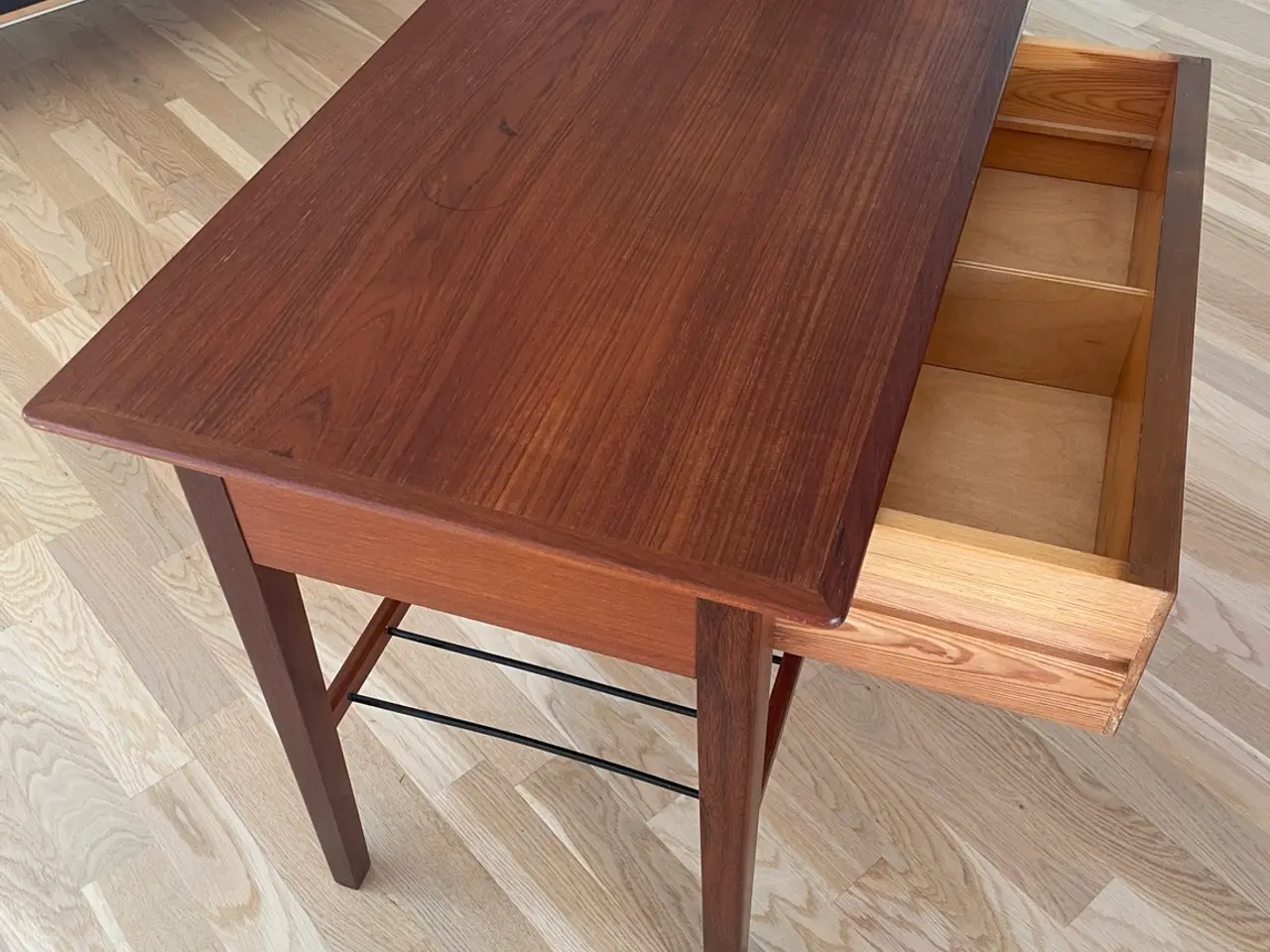 Billede 3 - Retro sidebord med skuffe og magasinholder